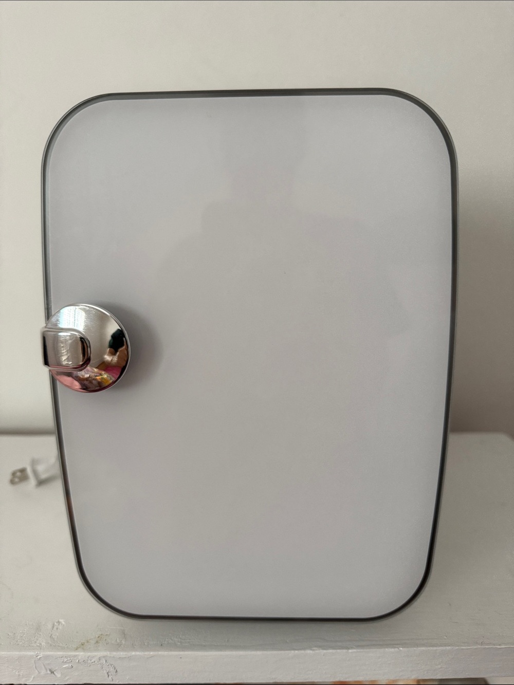 Hot/cold mini fridge great for makeup